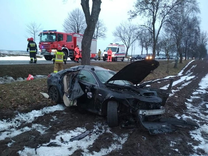 Wypadek na DK 63. Lexus zatrzymał się dopiero na polu (zdjęcia)