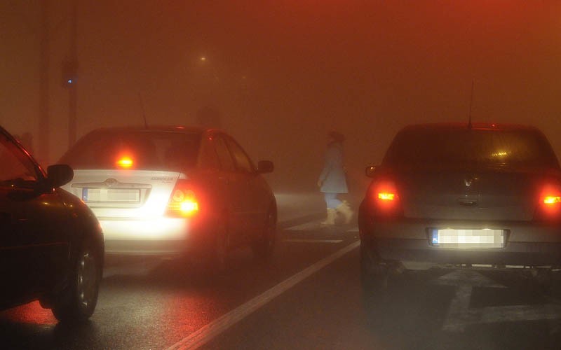Mgła jak mleko. Ruch w Bydgoszczy odbywa się ślimaczym tempem
