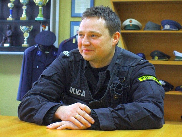 Sierż. sztab. Sebastian Sawicki, 29 lat. Ponad 8 lat w policji. Żonaty, ma czteroletniego syna.