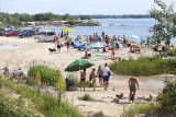 Pogoria IV w Dąbrowie Górniczej z zakazem kąpieli. Pogoda dopisuje. Dzika plaża przyciąga