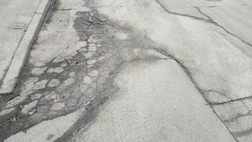 Dziurawa i połatana pasami asfaltu ulica Ogrodowa czeka na...