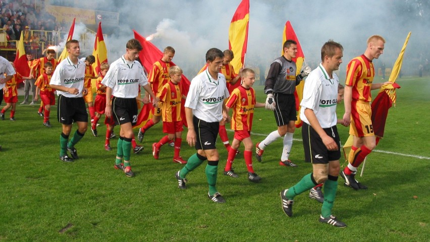 Pamiętacie ten emocjonujący mecz w 3 lidze w 2003 roku? Korona Kielce pokonała Siarkę Tarnobrzeg 3:1 [WYJĄTKOWE ZDJĘCIA]