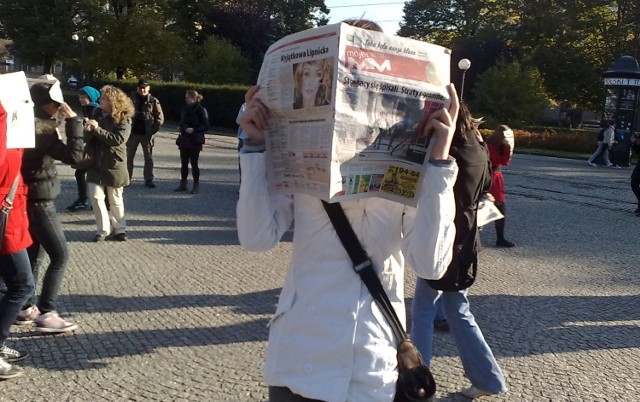 Flash mob na Placu Grunwaldzkim w wykonaniu studentów dziennikarstwa.