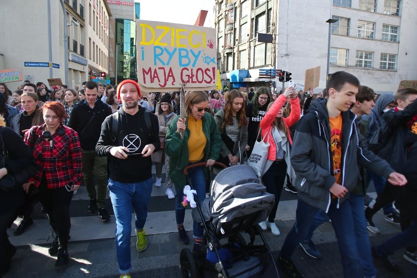 Wrocław: strajk klimatyczny młodzieży przeszedł ulicami...