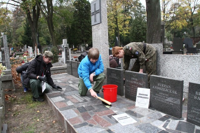 Tydzień Patriotyczny zaczęto od sprzątania cmentarza
