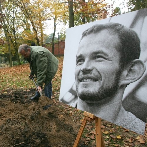 Drzewo Pamięci poświęcone Wiesławowi Maniakowi posadził animator sportu Paweł Bartnik. - Maniak był nie tylko wielkim sportowcem, ale i wspaniałym człowiekiem - mówił.