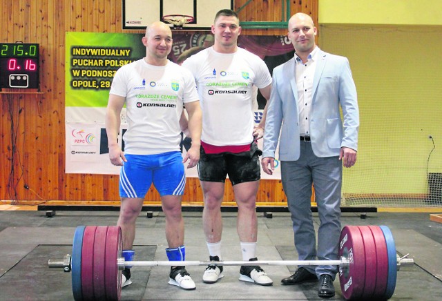 Krzysztof Zwarycz (z lewej) to aktualny wicemistrz świata do 85 kg, a Arkadiusz Michalski (w środku) mistrz Europy do 105 kg, ich utytułowany były kolega z klubu Bartłomiej Bonk (z prawej) to dziś działacz sportowy.
