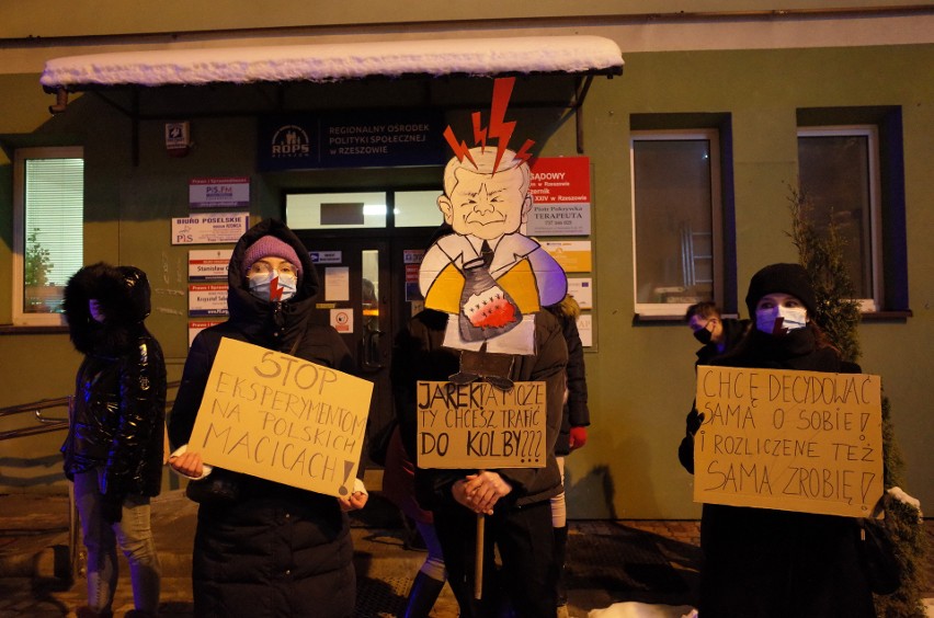 "Nie dla piekła kobiet". Po opublikowaniu wyroku TK w sprawie aborcji Strajk Kobiet wrócił na ulice Rzeszowa 