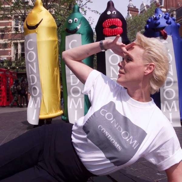 Na emigracji do głosu dochodzą pierwotne instynkty - mówi Grażyna Czubińska. Na zdj. Birgit Nielsen reklamuje kondomy w londyńskim Soho.