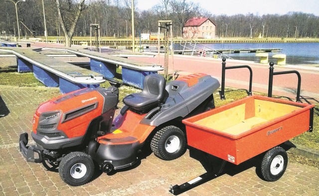Traktor z kosiarką już jest, podobnie jak łódź techniczna oraz sześć nowych platform dla skuterów wodnych. Na żeglarzy czekają też nowe prysznice, toalety oraz zaplecze kuchenne