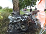 Górowo Iławeckie. Honda owinęła się wokół drzewa. Zginął młody strażak [ZDJĘCIA]