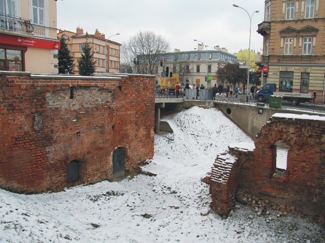 Władze Jarosławia wspomagają różne instytucje dotacjami na ratowanie zabytków. Jednak podejmują prace również przy tych podlegających miastu. Nz. Brama Krakowska, które też będzie remontowana.