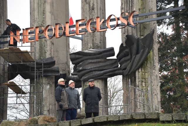 Wszystkie litery już zamontowane  na Pomniku Bohaterów Ziemi Białostockiej. Klikając w kolejne zdjęcia, dowiesz się skąd wziął się napis i zobaczysz, jak trafił na pomnik.