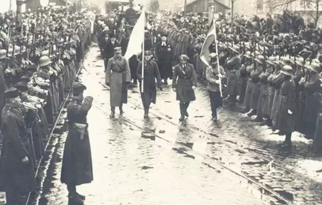 Zobacz kolejne zdjęcia. Przesuwaj zdjęcia w prawo - naciśnij strzałkę lub przycisk NASTĘPNE