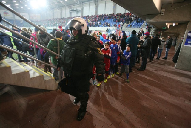 Mecz Piasta z Górnikiem był spotkaniem podwyższonego ryzyka. Nic dziwnego, że na stadionie i poza nim zgromadzono pokaźne siły służb porządkowych. Bez incydentów jednak się nie obyło