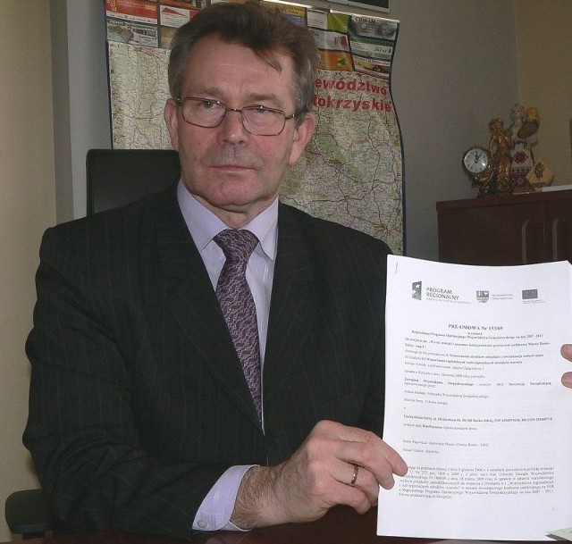 Burmistrz Piotr Wąsowicz prezentuje podpisaną 2 kwietnia preumowę na rewitalizację Buska Zdroju.