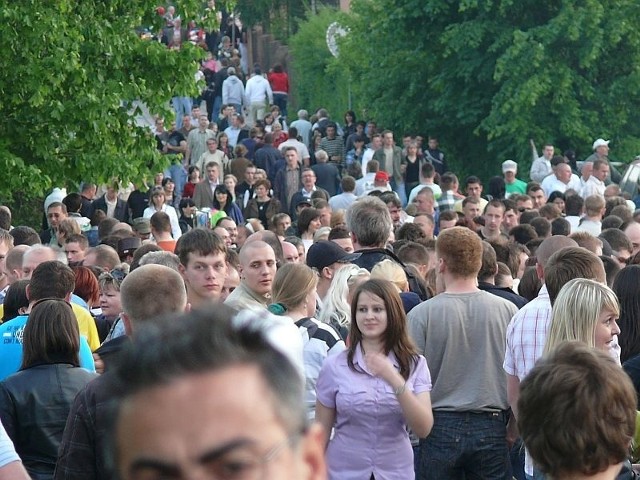 Tak w niedzielne popołudnie wyglądała ulica Sportowa w Jędrzejowie, prowadząca do stadionu, gdzie miał się odbyć koncert zespołu T.Love.