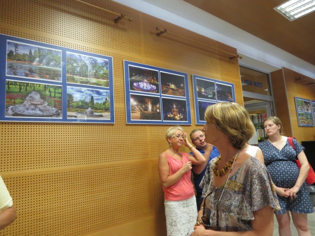 Nowa wystawa pojawiła się w galerii-czytelni Miejskiej Biblioteki Publicznej im. Janusza Żernickiego w Ciechocinku. Prace fotograficzne pod wspólnym tytułem "Moje Tężniopolis" zaprezentował radny Bartosz Różański, który fotografuje Ciechocinek od 10 lat. Głównie do szuflady - jak nam powiedział. Wystawa jest swoistym hołdem dla piękna miasta w setną rocznice nadania praw miejskich Ciechocinkowi. Na wernisaż przybyło wielu gości, m.in. ks. prałat Grzegorz Karolak, proboszcz ciechocińskiej parafii i Rycerze Kolumba  (autor prac jest jednym z nich). Obecnych powitała ich Mariola Różańska, dyrektorka biblioteki. Wystawę otworzył burmistrz Leszek Dzierżewicz.