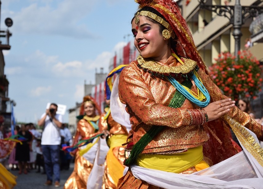 Gorlice. Festiwal Świat pod Kyczerą. Przez miejski deptak przeszedł barwny korowód artystów z różnych stron świata