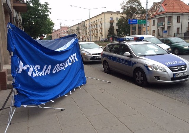 53-latek jechał chodnikiem, gdy nagle zasłabł i spadł z roweru.