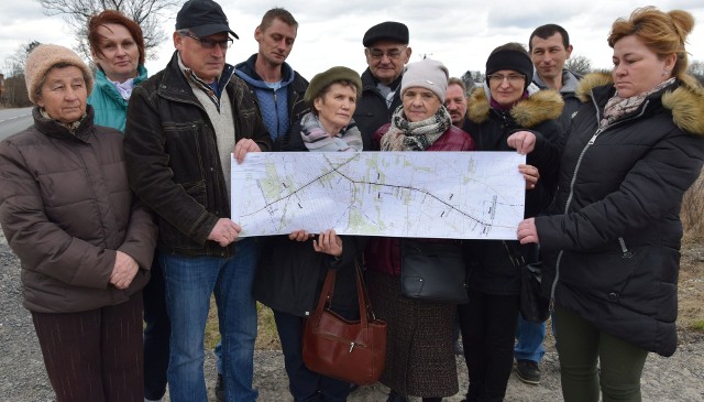 Grupa mieszkańców gminy Lipsko protestuje przeciwko projektowi przebudowy drogi krajowej numer 79.