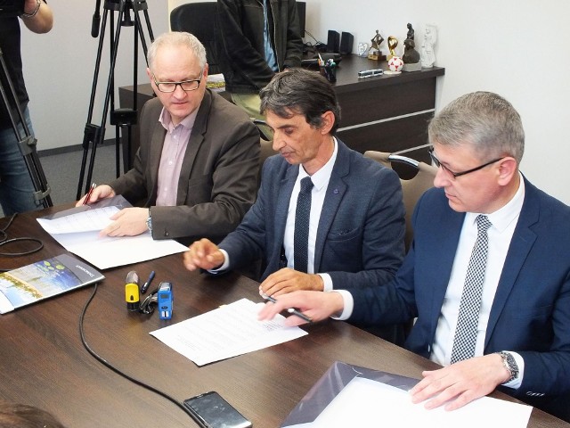 Porozumienie o karcie Senior60+ podpisują, od lewej: Marek Wojtas- wójt Pawłowa, Jarosław Samela- burmistrz Wąchocka, Mirosław Seweryn- wójt Mirca. Brody nie dojechały.