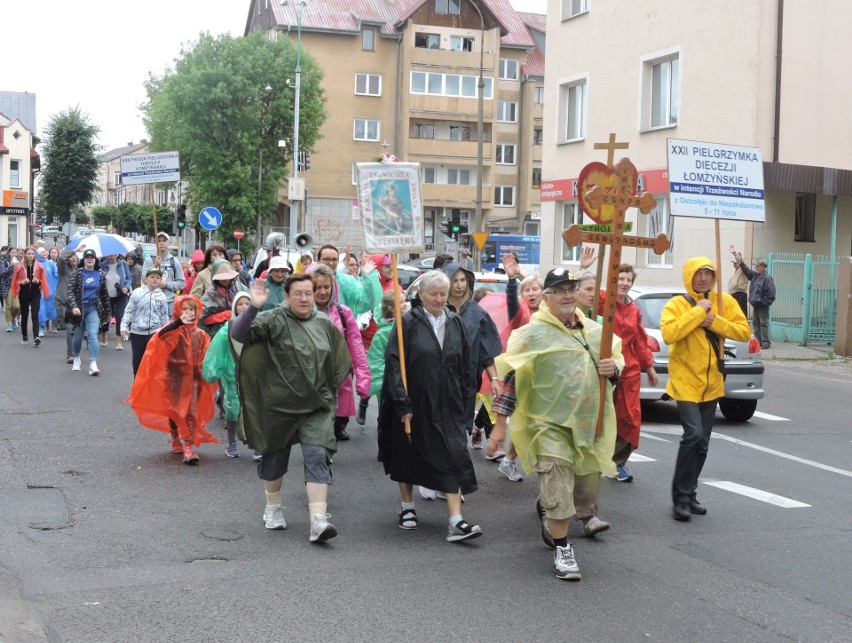 Ostrołęka. Pielgrzymka do Niepokalanowa. Wyruszyli spod...