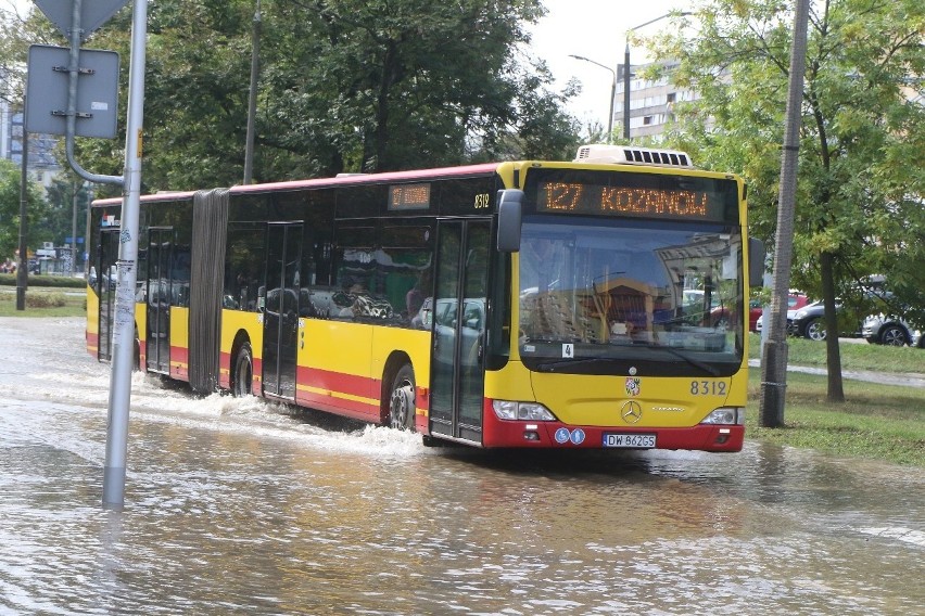 Poważna awaria wodociągowa we Wrocławiu. Wiele miejsc bez...