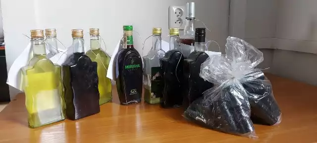 Funkcjonariusze wydziału kryminalnego Komendy Powiatowej Policji w Pajęcznie ukrócili proceder nielegalnej produkcji alkoholu. Zatrzymany został 55-letni mężczyzna