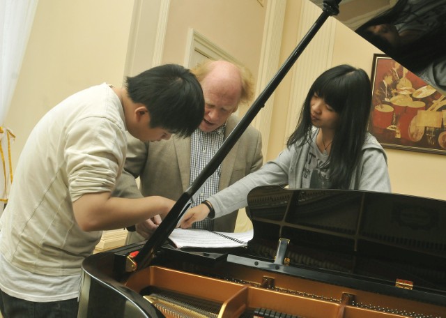 Prof. Ilja Scheps, dyrektor artystyczny Paderewski Piano Academy udziela rad uczestnikom kursu