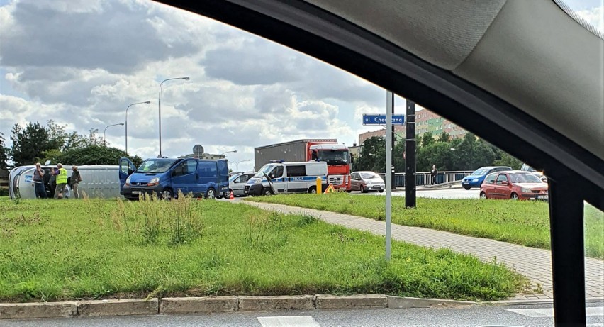 Dachowanie na rondzie przy Makro w Lublinie. Peugeot zderzył się z busem do  przewozu osób niepełnosprawnych | Kurier Lubelski