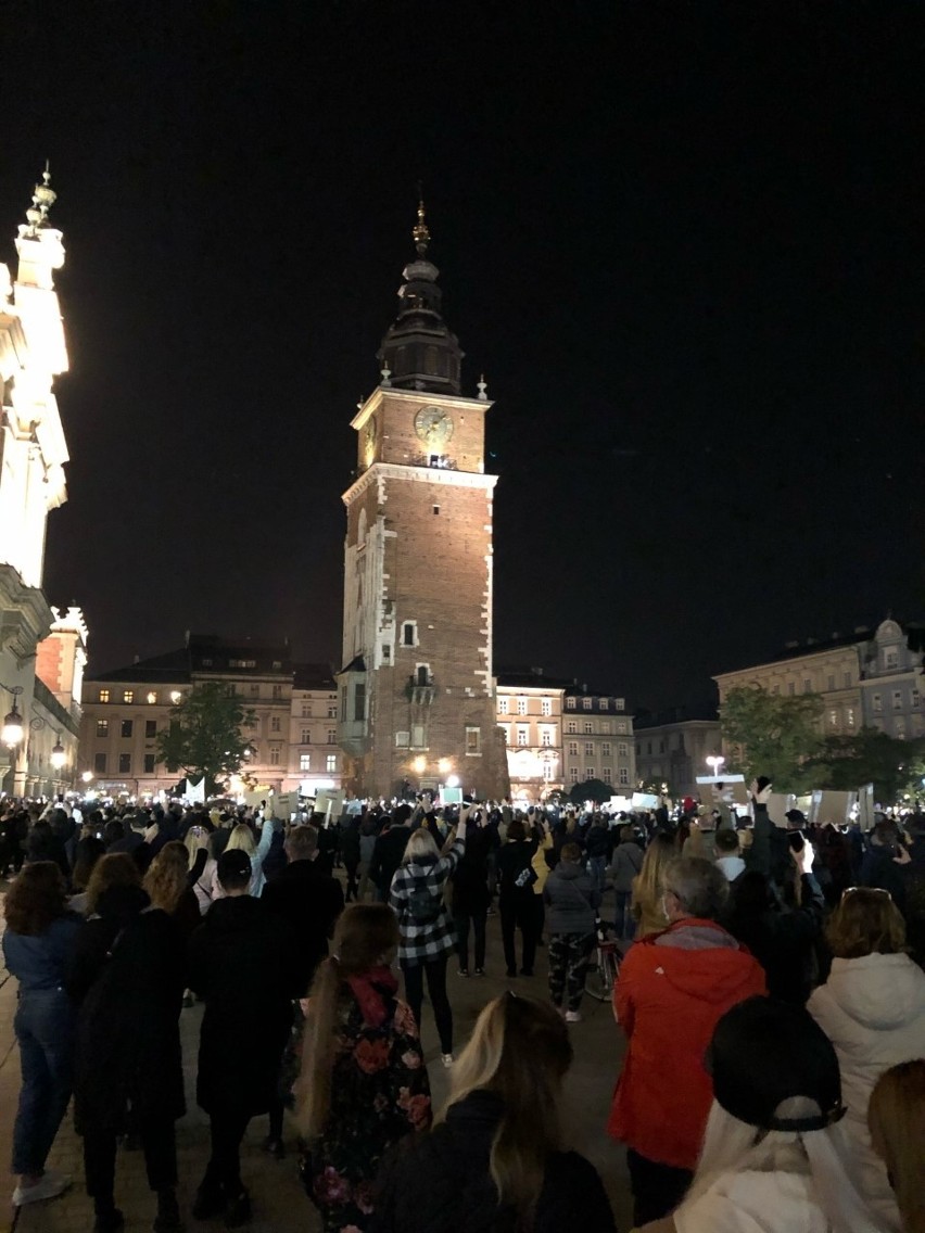 "Jest nas dużo i jesteśmy w***!" Kolejny protest na Rynku Głównym w Krakowie mimo obostrzeń [ZDJĘCIA]