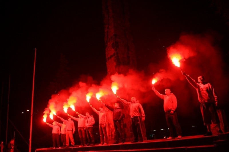 O godzinie 20.00 w czwartek, ponad 100-osobowa grupa kibiców...