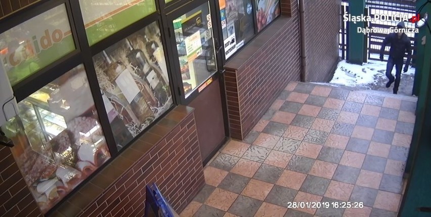 Ten mężczyzna napadł na sklep. Szuka go policja....