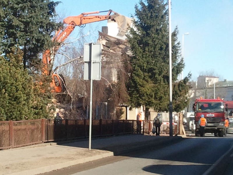 Wyburzanie budynku przy ul. Podgrodzie w Koszalinie....