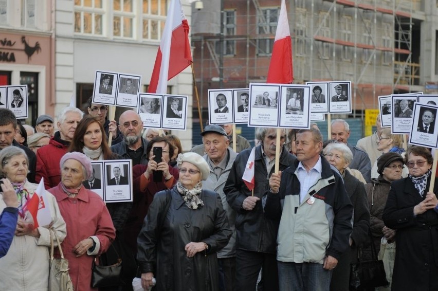 IV rocznica katastrofy smoleńskiej w Bydgoszczy. - Chcemy poznać prawdę - mówił tłum [zdjęcia, wideo]