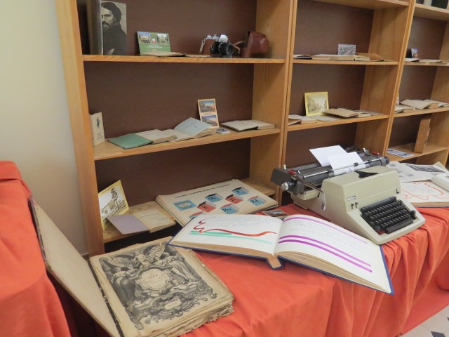 Gości jubileuszowych obchodów witała wystawa "Z czeluści biblioteki", zorganizowana w holu. Zgromadzono tu najstarsze egzemplarze książek i dawny sprzęt używany w bibliotece
