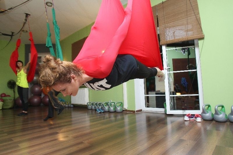 Podczas treningu aerial pilatesu możliwe są także takie...