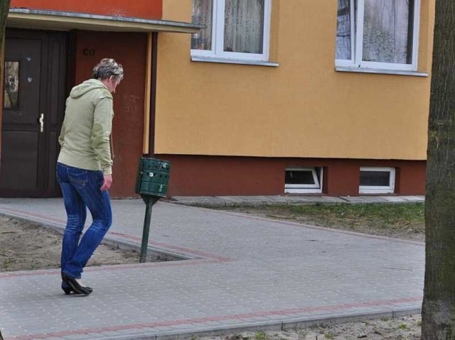 Lokatorzy bloku przy ulicy Zwierzynieckiej 14 na tarnobrzeskim osiedlu Serbinów apelują do władz Tarnobrzeskiej Spółdzielni Mieszkaniowej o montaż ławeczek przy klatkach schodowych bloku.