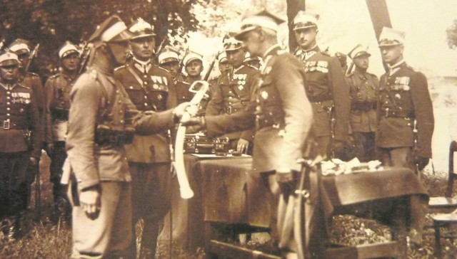 Lato 1935 roku. Uroczystość wręczenia w 16 Pułku Ułanów Wielkopolskich szabli prymusowi szkolenia Klemensowi Olejniczakowi (z lewej).