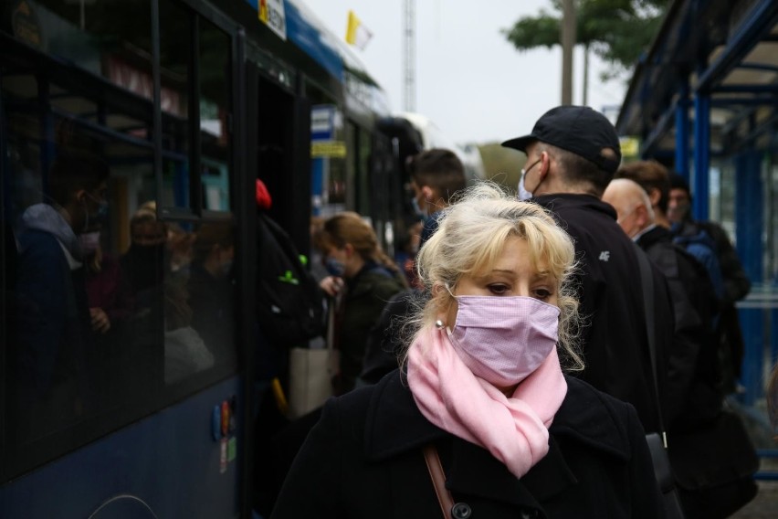 Średnia liczba zakażeń SARS-CoV-2 z siedmiu dni przypadająca...