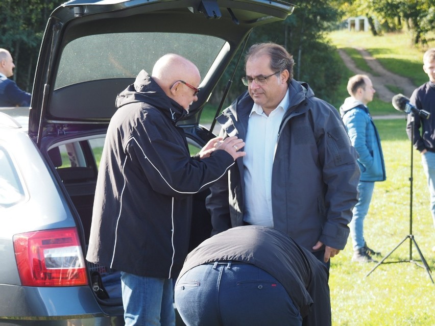 Jezioro Parnowskie, niewielki akwen położony 10 kilometrów...