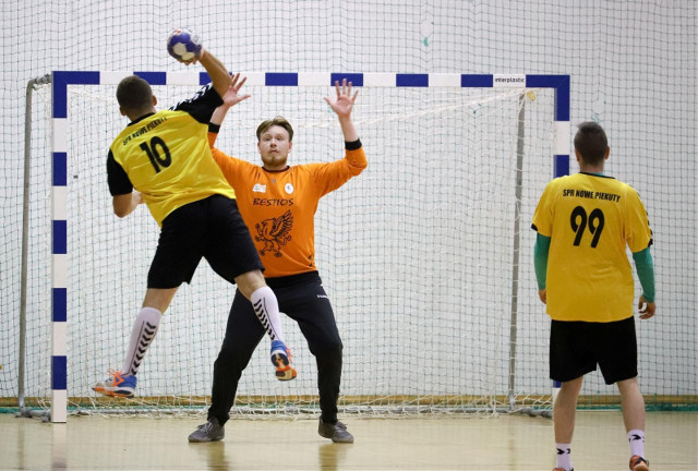 II liga piłki ręcznej. Zwycięstwo i porażka podlaskich drużyn