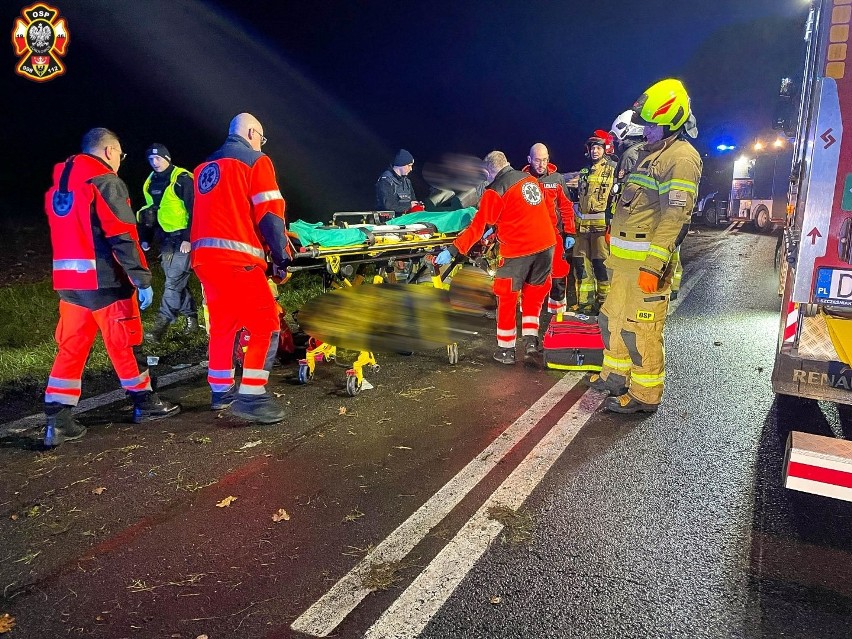 Poważny wypadek pod Wrocławiem. Bus, przewożący pasażerów, wjechał do rowu. Są ranni [ZDJĘCIA]