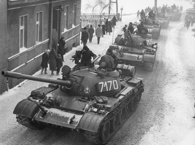 Czołgi na ulicach polskich miast. Nieodłączny element wprowadzonego 13 grudnia 1981 roku stanu wojennego.