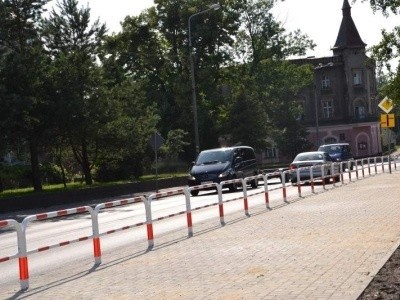 Nowy chodnik i barierki przy Wielkim Przedmieściu w Oleśnie