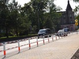 Nowy chodnik i barierki w Oleśnie