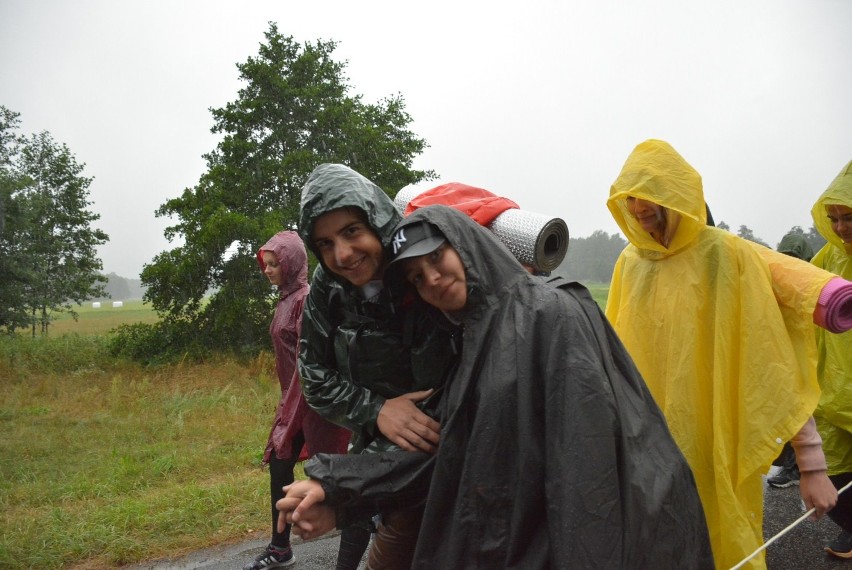 Lubelscy pielgrzymi szli na Jasną Górę w strugach deszczu (ZDJĘCIA)