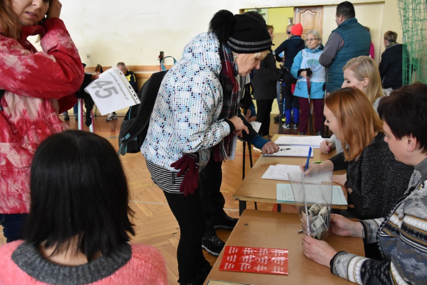 WOŚP 2019. Dzieci, dorośli i seniorzy spacerowali z kijkami, by wesprzeć zbiórkę WOŚP [ZDJĘCIA]