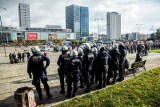 Mieszkaniec Krakowa wywalczył 2500 zł za niesłuszne zatrzymanie na antyrządowej demonstracji w stolicy